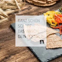 Knusprige Vollkorncracker mit Paprika, Kirschtomaten und Mozzarella auf Schieferplatte