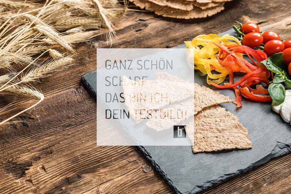 Knusprige Vollkorncracker mit Paprika, Kirschtomaten und Mozzarella auf Schieferplatte